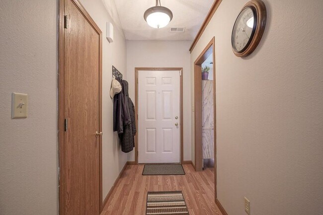 Building Photo - South side 3 Bedroom, 2 Bath Home, w/ 2 car attached garage