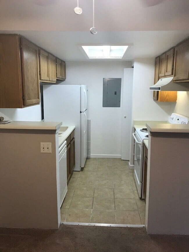 Building Photo - Adorable 1bd w/garage! Large balcony!