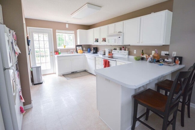 Building Photo - Private End-Unit Townhome with Walkout Basement