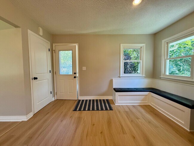 Building Photo - Remodeled 5BR/2BA Walkout Rambler Near Fish Lake Available Now! Lawn care Included!