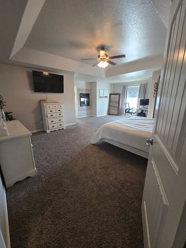 Building Photo - Spacious 4BR with Modern Upgrades and Comp...