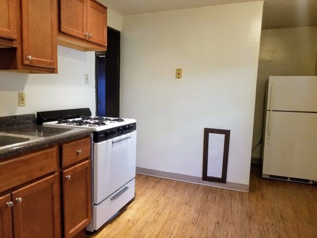Building Photo - Cozy One Bedroom Apartment! Great Oakland ...
