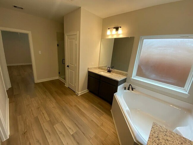 Building Photo - 2925 Floating Barque Dr