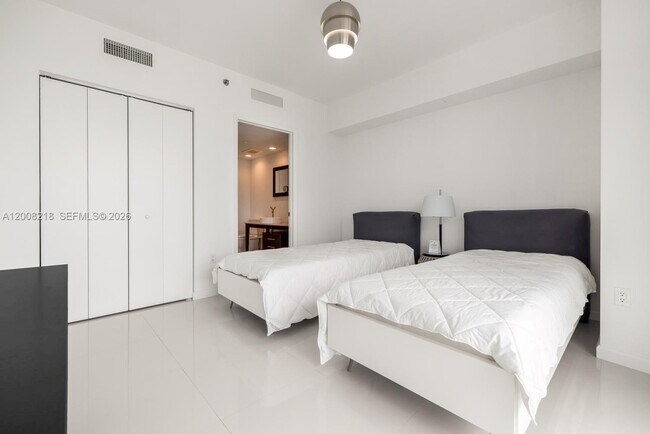 Building Photo - 495 Brickell Ave