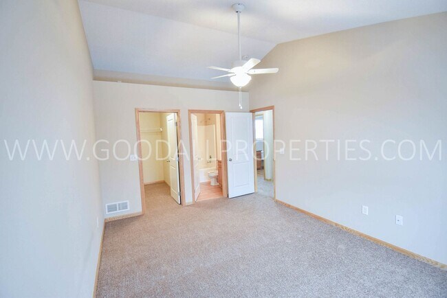 Building Photo - RENT SPECIAL!!! 2 Bedroom 2.5 Bath Townhome in Urbandale with attached two car garage.