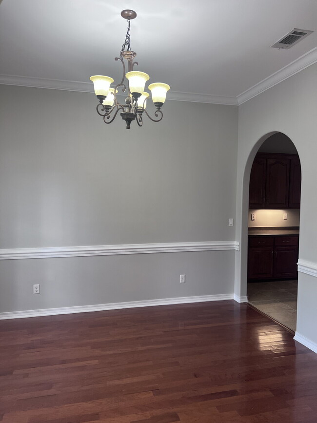 Building Photo - 105 Par Ct