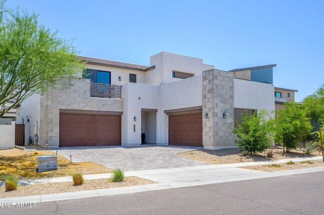 Primary Photo - 1221 E Paseo Way