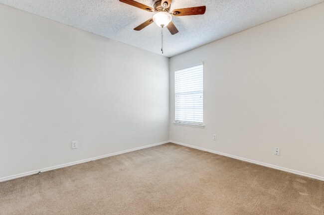 Building Photo - 2112 Royal Acres Trail