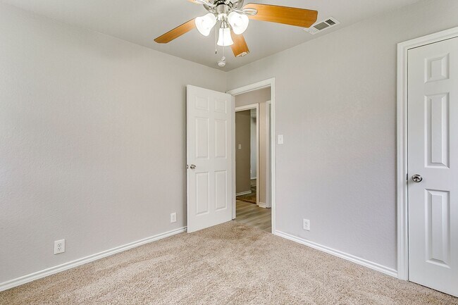 Building Photo - 712 SW Sunset Ln
