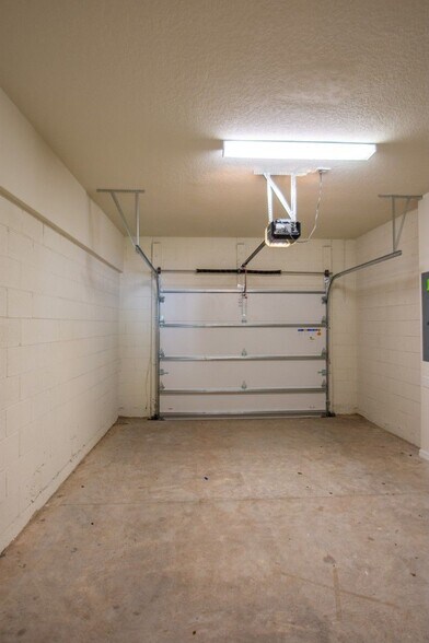 Building Photo - 3912 Plainview Dr