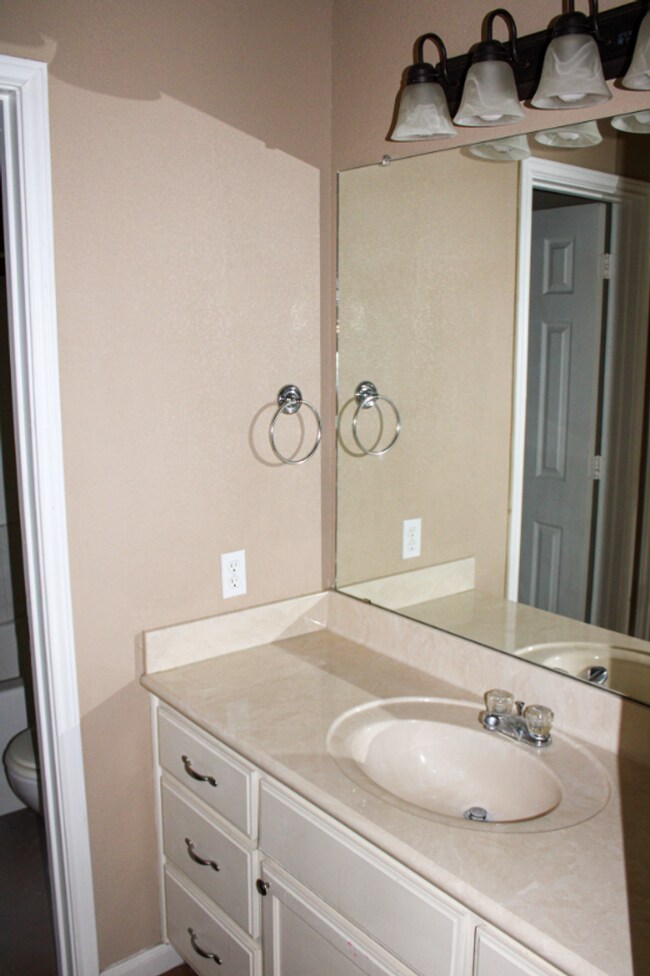Building Photo - 208 Garden Dr