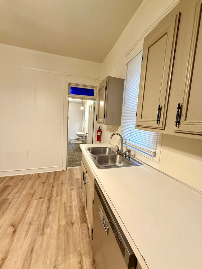 Building Photo - 144 E Main St