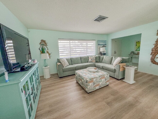 Building Photo - Gorgeous pool and spa home in central Sarasota