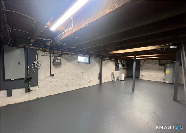 Building Photo - 429 Round Hill Rd