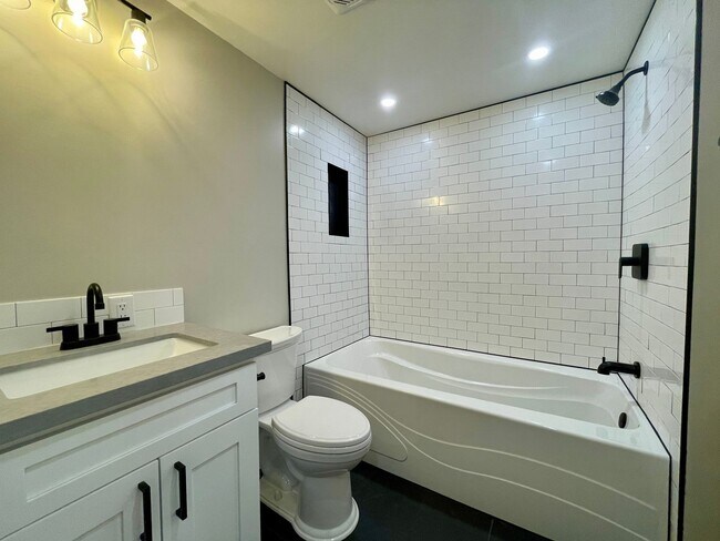 Building Photo - Charming newly remodeled 3-bedroom home in Lakewood.