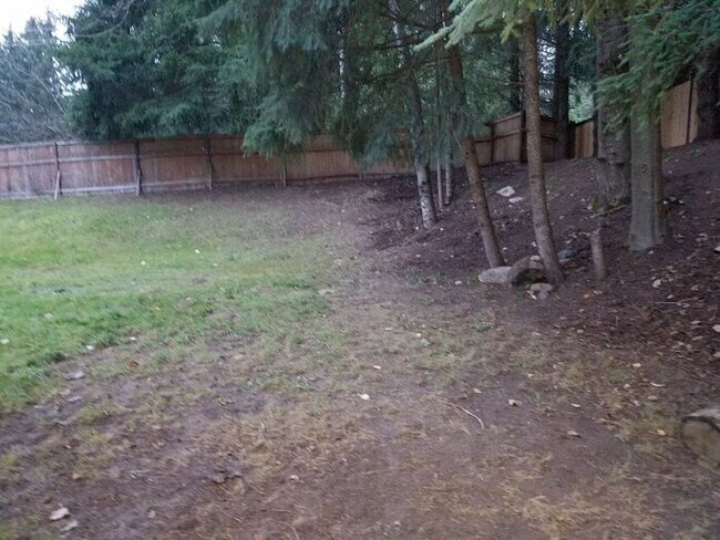 Building Photo - Wonderful 3 Bedroom Duplex in Puyallup!