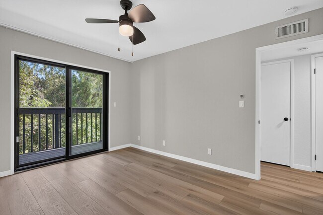 Building Photo - Beautiful 2BR/2BA Townhome with Valley Views, Covered Parking & In-Unit Laundry