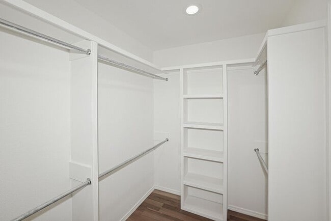 Building Photo - Furnished