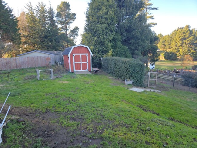 Building Photo - Stunning Hydesville homestead!