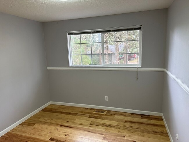 Building Photo - Beautifully updated 4 bedroom 2 bathroom h...