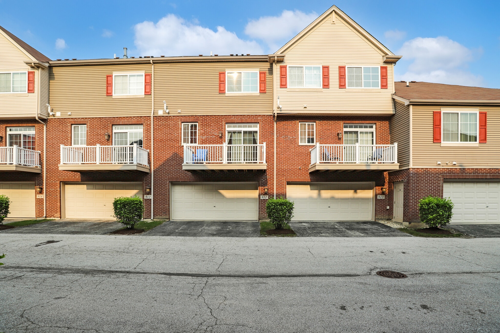 Garage View - 910 Neudearborn Ln
