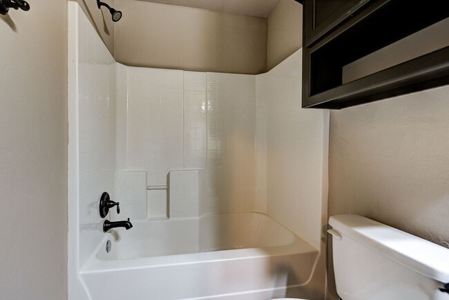 Building Photo - Spacious 3-Bedroom Home in Yukon – Modern ...