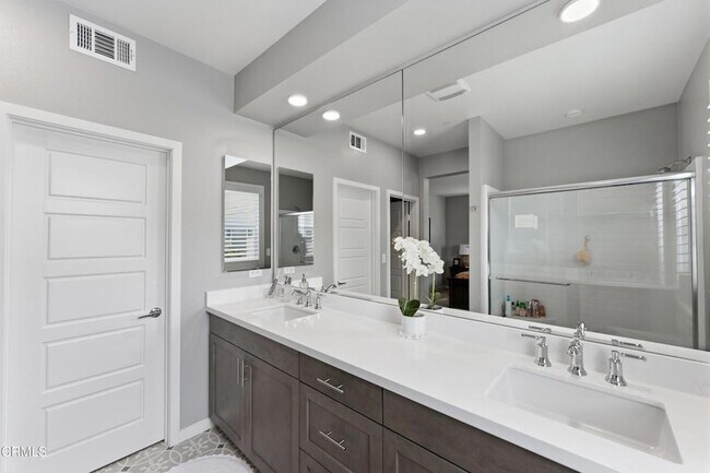 Building Photo - 643 Winchester Dr