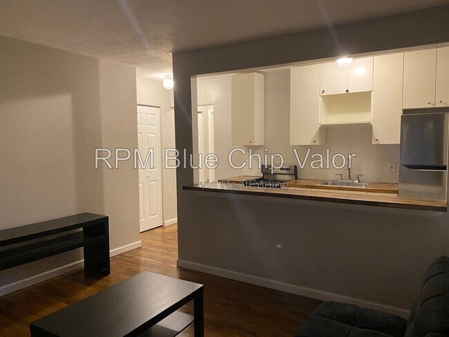 Building Photo - 2118 Kemper Ln