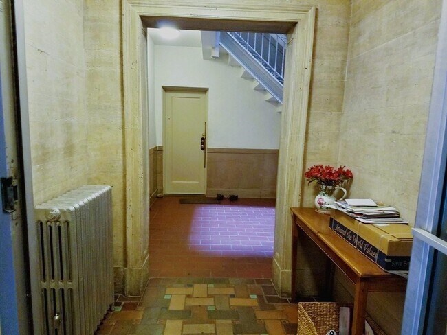 Building Photo - 77 Martin St