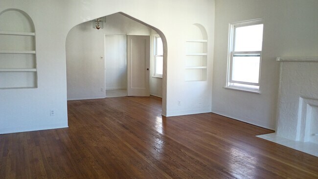 Building Photo - 317 N Gardner St