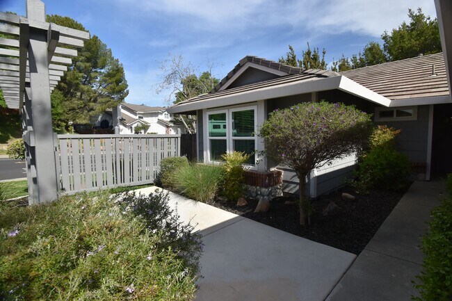 Building Photo - 301 Willowwood Ct