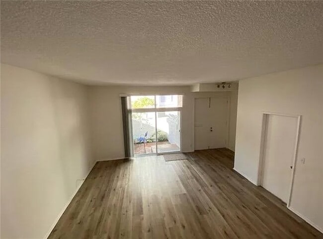 Building Photo - 423 2nd St