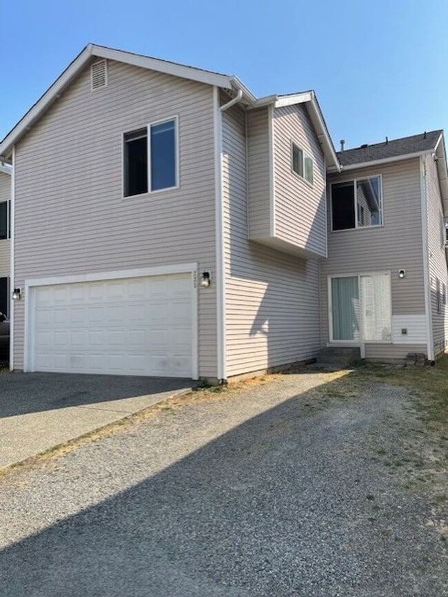 Building Photo - Beautiful 4 Bedroom 2.5 Bath in Liberty Ri...