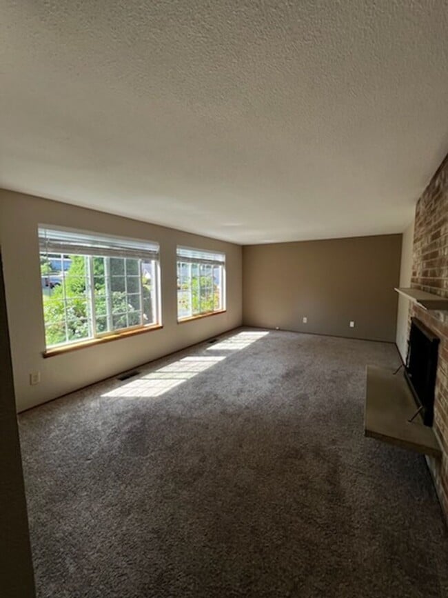 Building Photo - Lovely Lakewood single level 3 Bedroom 2 f...