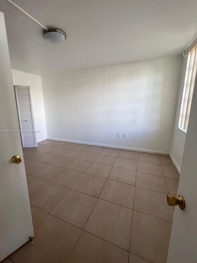 Building Photo - 1700 NE 191st St