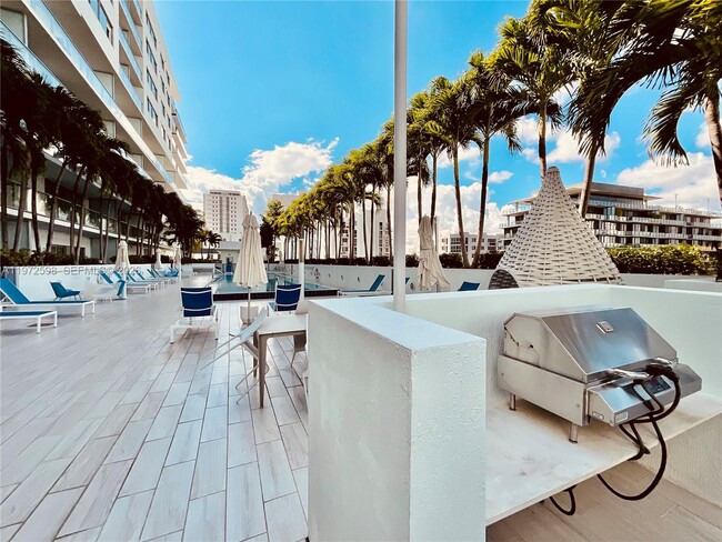 Building Photo - 1600 SW 1st Ave