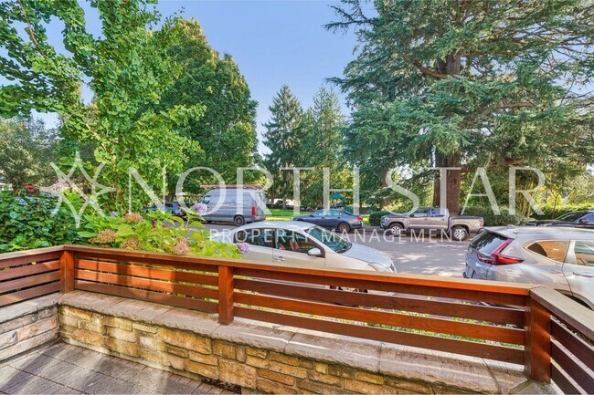 Building Photo - Luxury Living in the Heart of Lake Oswego: Stylish 3-Story Townhouse