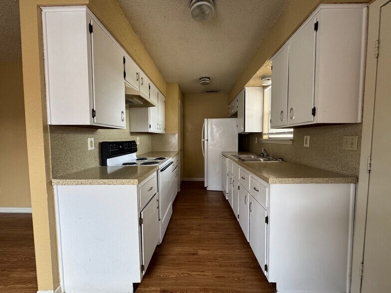 Building Photo - 2208 Hunt Dr
