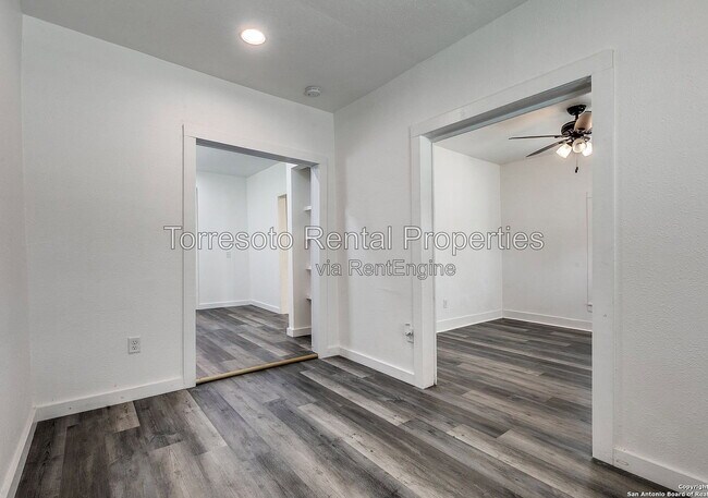 Building Photo - 611 Rochambeau St