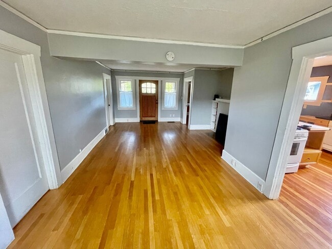Building Photo - Beautiful 3bd/1bath South Tabor Bungalow w...