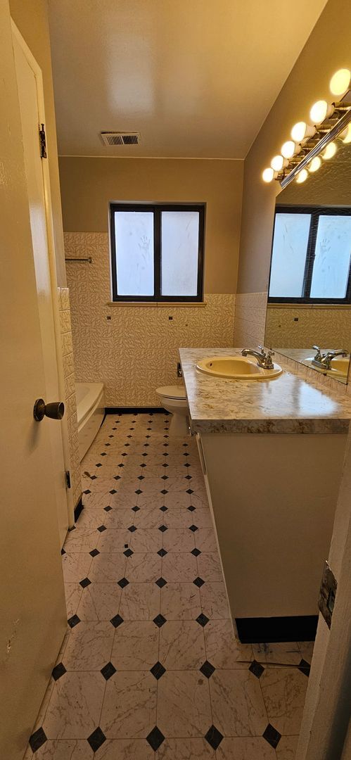 Building Photo - 1134-1138 N Akron St