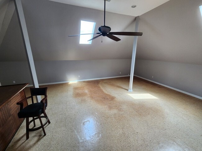 Building Photo - Gorgeous 4/3.5 with amazing back patio!
