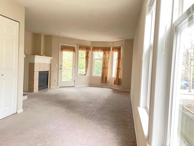 Building Photo - Great Townhome For Rent