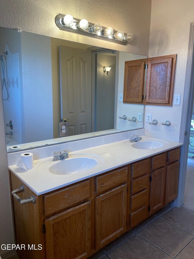 Building Photo - 12828 Tierra Ayala Dr