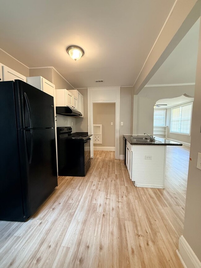 Building Photo - For Rent- 3 Bedrooms, 1 bath
