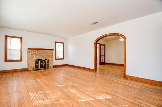 Building Photo - 609 Milwaukee St