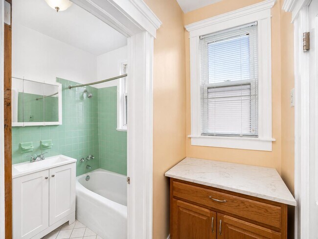 Building Photo - 26 W 35th St