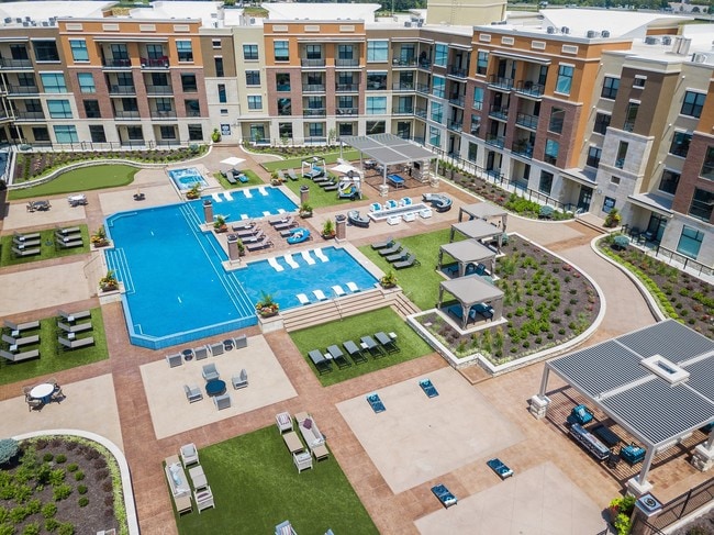 Building Photo - The Royale at CityPlace