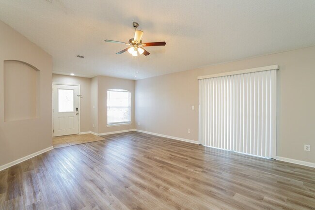 Building Photo - 2835 Southampton Dr