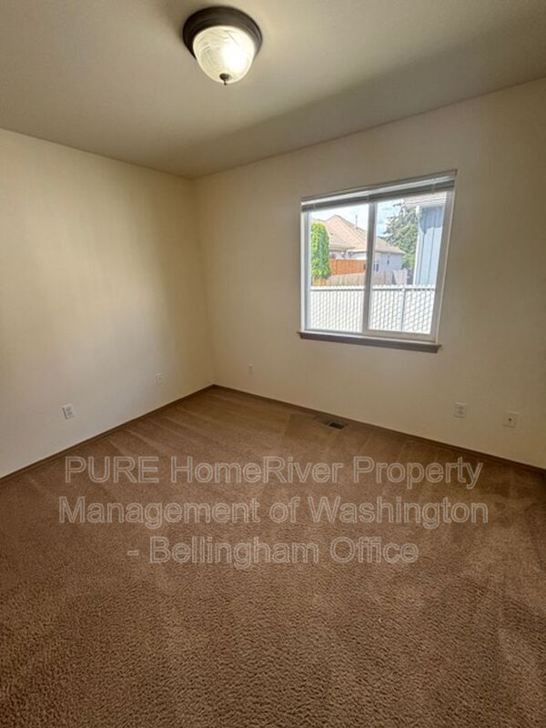 Building Photo - 547 Woollen Rd